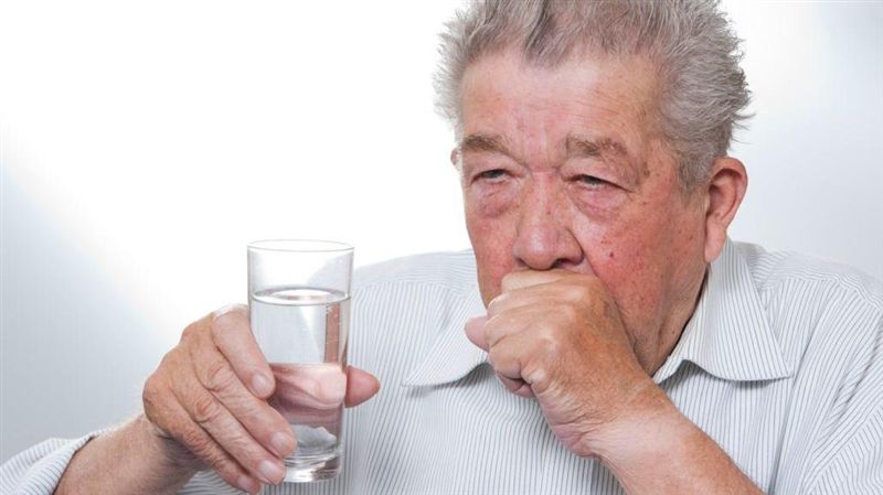 慢慢喝就好？正視長輩「嗆咳」的危險