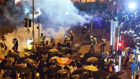 香港警方3日晚間在黃大仙地鐵站拘捕示威者引發居民不滿，最終演變成對峙衝突，港警對身穿便服的居民施放催淚彈與胡椒噴霧，驅散群眾。（圖取自standnewshk臉書）