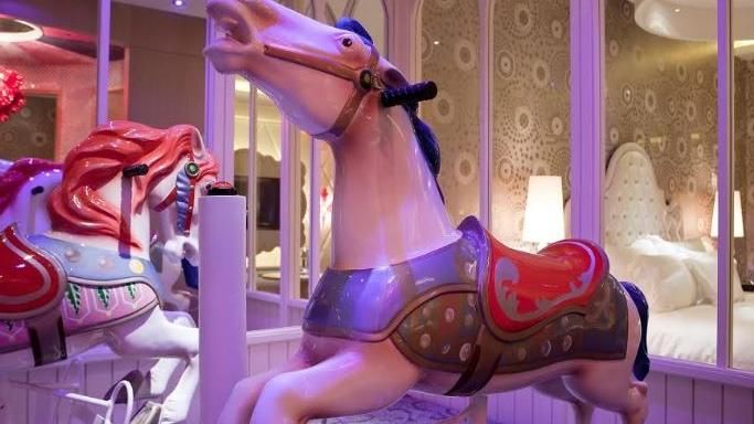 「這馬一直搖」　情人節來住汽車旅館