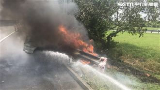 轎車衝破護欄成火球　女駕駛慘成焦屍