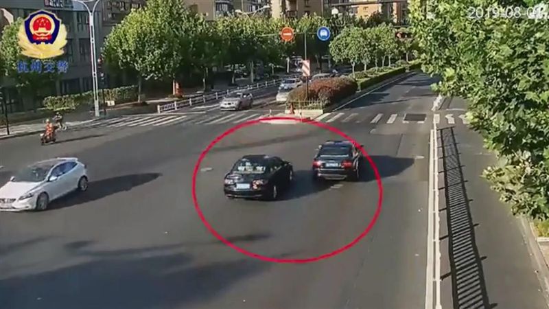 奧迪當街飆速尬車！路人慘遭撞飛死亡