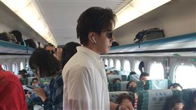 有人在高鐵車廂內拍到「野生坤達」。（圖／民眾提供）