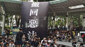 反送中再登場 地點臨近中聯辦香港西環4日傍晚將有「反送中」集會，地點接近北京中央駐港聯絡辦公室大樓。圖為準備參加集會的港人以及大會主台懸掛的「撒回惡法」巨型布條。中央社記者張謙香港攝 　108年8月4日