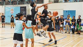 SBL球星陳昱瑞與賴廷恩(圖右2)與參加摩曼頓天王盃的球員組隊，卯上電影《下半場》演員，主角之一的朱軒洋(圖中)稱讚賴廷恩過人技巧令人欽佩。(主辦單位提供)