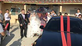 （圖／翻攝自爆廢公社）媒婆,黑傘,新娘,迎娶,習俗