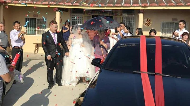 迎娶天熱爆！媒婆開傘…下秒動作超狂