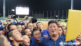 ▲中華棒協理事長辜仲諒拿著總統賀電給U12冠軍台灣小選手分享。（圖／記者蕭保祥攝影）