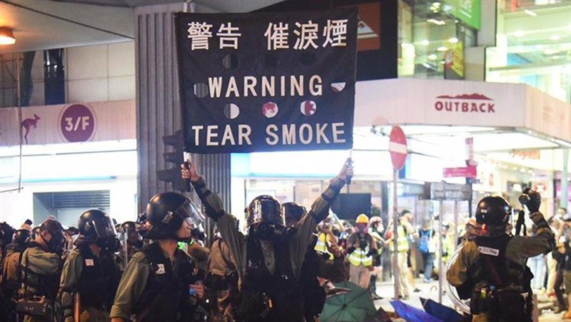 附近是民宅和老人院！港警狂射催淚彈