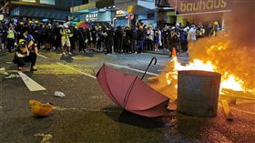 反送中銅鑼灣新戰場  示威者設置火路障香港西環集會示威者今晚轉往銅鑼灣一帶設立新戰場，防暴警察晚間9時許進行驅離。圖為示威者在駱克道與波斯富街口焚燒木棍，意圖遲滯警方行動。中央社記者張謙香港攝  108年8月4日