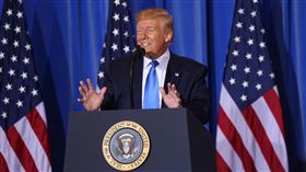 川普：美日安保條約對美不公平 須修訂20國集團（G20）峰會29日閉幕，美國總統川普在大阪市召開會後記者會，媒體問到是否考慮退出美日安保條約問題時，他說，美日安保條約對美國不公布，必須修訂，但完全沒打算要退出。中央社記者楊明珠大阪攝　108年6月29日