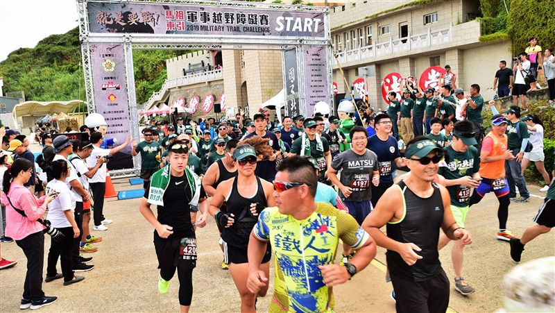 東引軍事越野障礙賽　混血美女封后