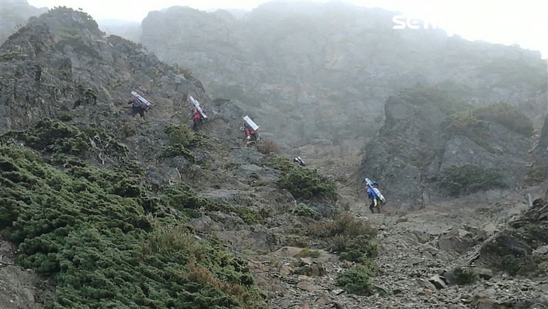 工程人員徒步搬設備　玉山基地台啟用