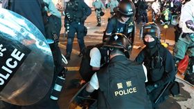 旺角再遊行　港警南北包夾拘捕示威者香港旺角遊行今晚再次上演催淚彈清場，港警晚間9時30分，從尖沙嘴與旺角警署採南北包圍彌敦道策略，沿路狂打催淚彈快速清場，逮捕數名示威者。中央社記者張謙香港攝　108年8月3日