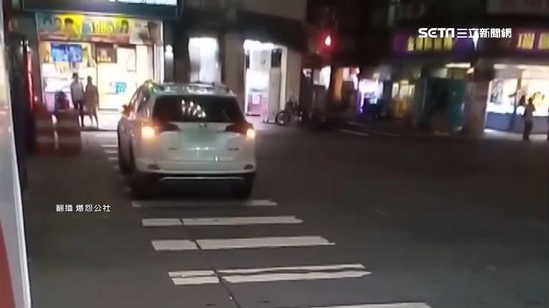 斑馬線當自家停車場　網友爆怒舉發！