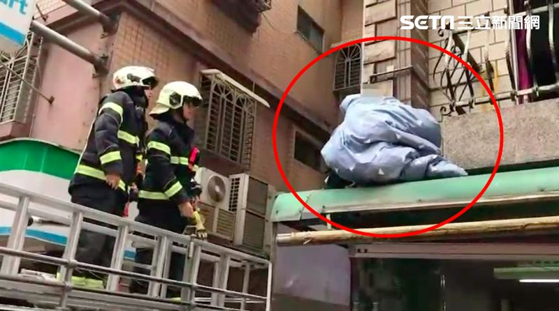 壓力大？！大熱天她裹棉被躲雨遮上