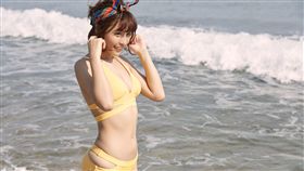 啦啦隊女神峮峮超胸狠的魔鬼身材與可愛臉蛋。（圖／尖端出版社提供）