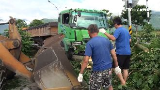 砂石車疲勞駕駛撞護欄　恐涉毀損公物