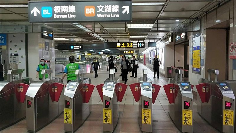 柴語錄進站！倚靠車門下一秒超悲劇