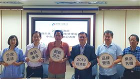 經濟部中部辦公室5日舉辦記者會，正式啟動品牌及優良市集暨樂活名攤評核，今年邀請中央社董事長、作家劉克襄（左3）擔任評審團主席。