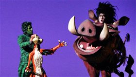 真人版「獅子王」音樂劇撼動人心的演唱搭配栩栩如真的非洲叢林、原野動物，讓現場觀眾都震撼不已。（記者邱榮吉/攝影）