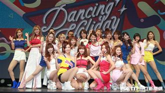 新曲發表小鐘現身　十指緊扣籃籃害羞