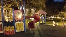 和兒子公園玩捉迷藏…突喊「阿公坐坐」(圖/翻攝自靈異公社)