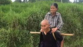 大陸,重慶,趕集,背,背簍。(圖/翻攝自上游新聞)