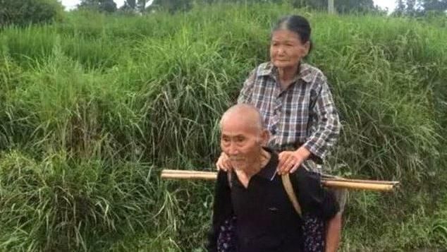 背簍上的愛　83歲爺背老伴去趕集