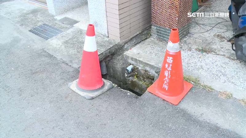 路旁水溝沒加蓋　女童上車踩空慘摔傷
