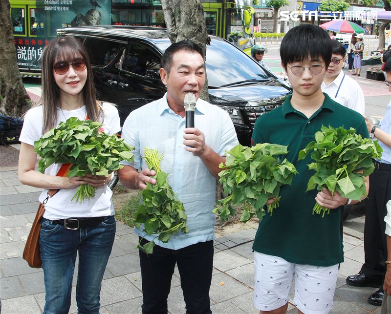 許凱文、金瑞瑤、許安進全家出動做公益。（記者邱榮吉/攝影）