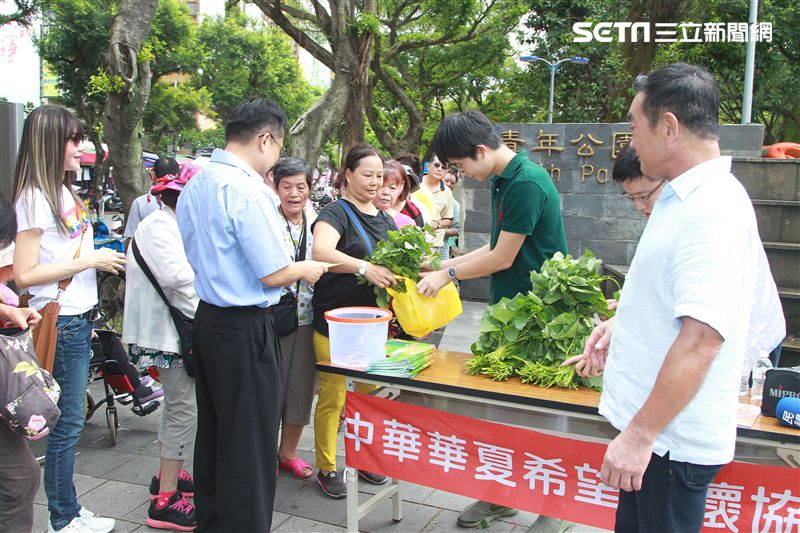 金瑞瑤獨子許凱文自己栽培有機地瓜葉義賣做公益。（記者邱榮吉/攝影）