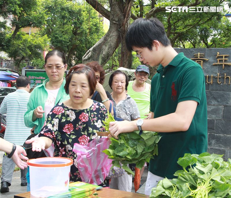 金瑞瑤獨子許凱文自己栽培有機地瓜葉義賣做公益。（記者邱榮吉/攝影）