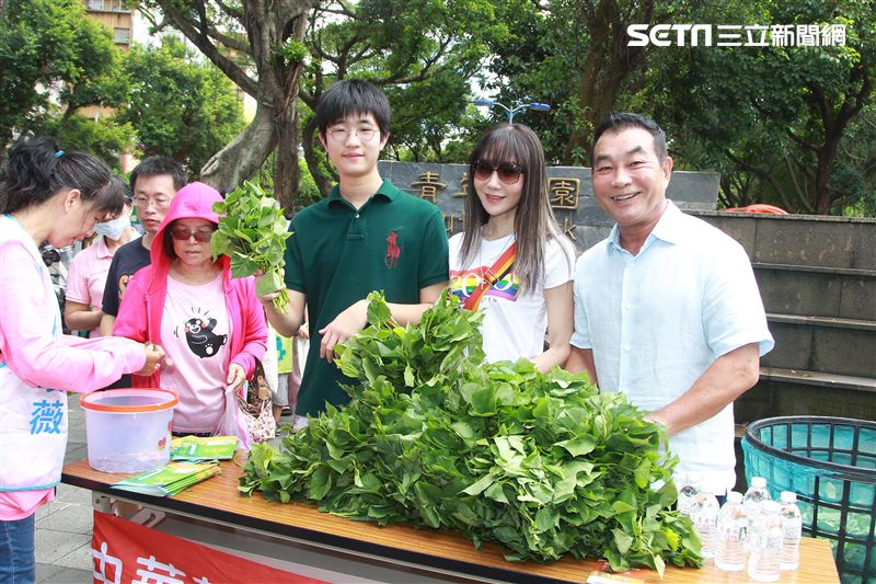 許凱文、金瑞瑤、許安進全家出動做公益。（記者邱榮吉/攝影）