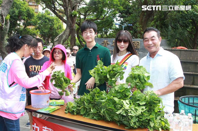 許凱文、金瑞瑤、許安進全家出動做公益。（記者邱榮吉/攝影）