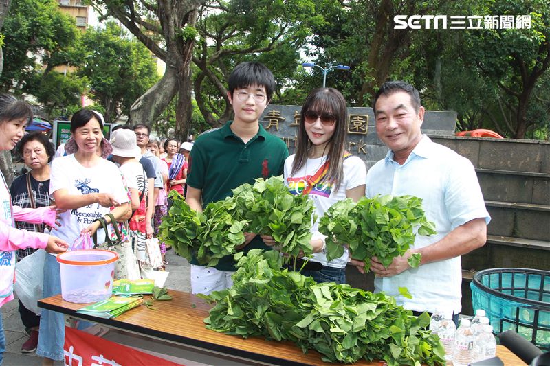 許凱文、金瑞瑤、許安進全家出動做公益。（記者邱榮吉/攝影）
