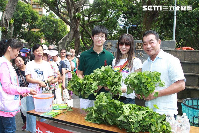 許凱文、金瑞瑤、許安進全家出動做公益。（記者邱榮吉/攝影）
