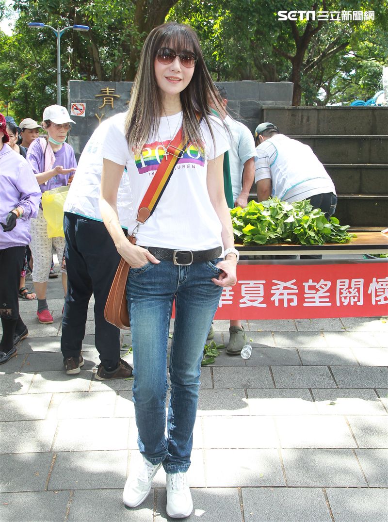 代表作「飛向你飛向我」台灣玉女歌手金瑞瑤，現在為人母身材維持得相當火辣、完美，目前過著平凡幸福的生活。（記者邱榮吉/攝影）