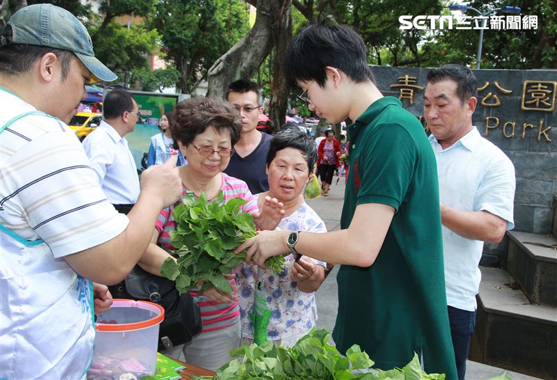 金瑞瑤獨子許凱文自己栽培有機地瓜葉義賣做公益。（記者邱榮吉/攝影）