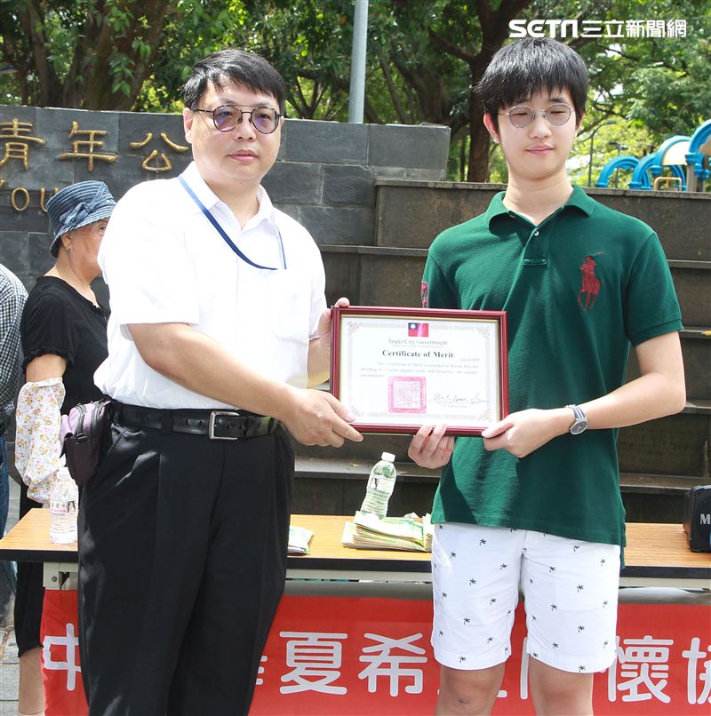 金瑞瑤獨子許凱文自己栽培有機地瓜葉義賣做公益。（記者邱榮吉/攝影）