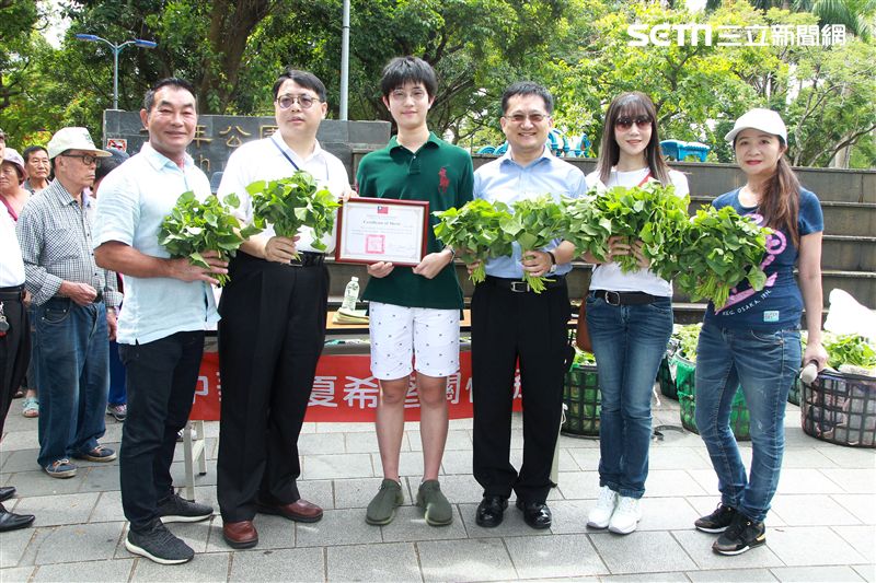 許凱文、金瑞瑤、許安進全家出動做公益。（記者邱榮吉/攝影）