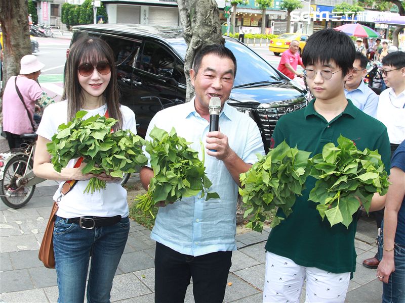 許凱文、金瑞瑤、許安進全家出動做公益。（記者邱榮吉/攝影）