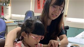 歸功早療　罕病兒踏出生命第一步（1）患有罕見疾病CHARGE（聯合畸形）症候群的女童彭彭（左），過去因怕生不願意接觸人群，透過早療中心協助，不只個性變活潑，還成為老師的好幫手。中央社記者郭宣(文三)攝　108年7月27日