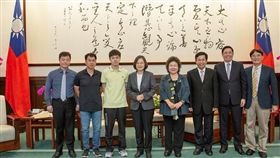 ▲蔡英文總統接見桌球好手林昀儒。（圖／總統府提供）