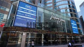 港股重挫逾700點為聲援「反送中」，港人5日發起罷工，市場瀰漫不安情緒，加上人民幣兌美元匯率今天「破7」，導致港股收盤大跌767.26點，跌幅2.85%。（香港中通社提供）中央社　108年8月5日