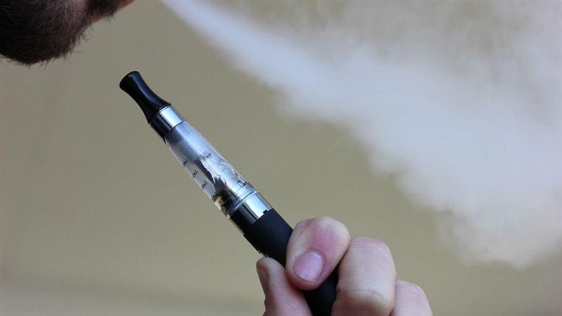 他在影廳狂抽電子菸！鄰座霧裡看電影