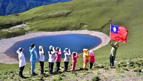 天使的眼淚,國旗,國歌,嘉明湖。（圖／翻攝自台灣百岳之美臉書）