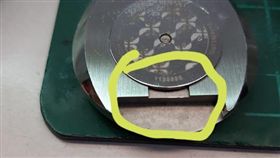 奧客換手錶電池！狂鬼打牆「多一個洞」　他一句話嗆爆大媽（圖／翻攝自爆怨公社）