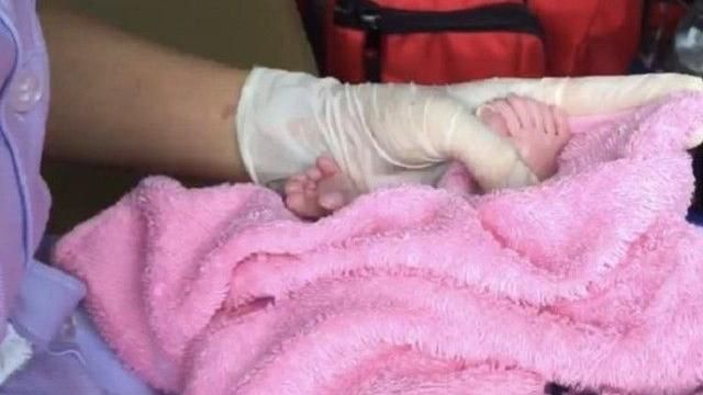 女嬰出生驚現「24指」！嬤目睹嚇暈