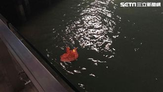 無懼中共！勇敢港人再拆五星旗怒扔海