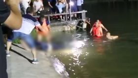溺亡,落水,女兒,父親,托舉,救援,青苔,搜救,水道,河,大陸,河南　圖／翻攝自微博